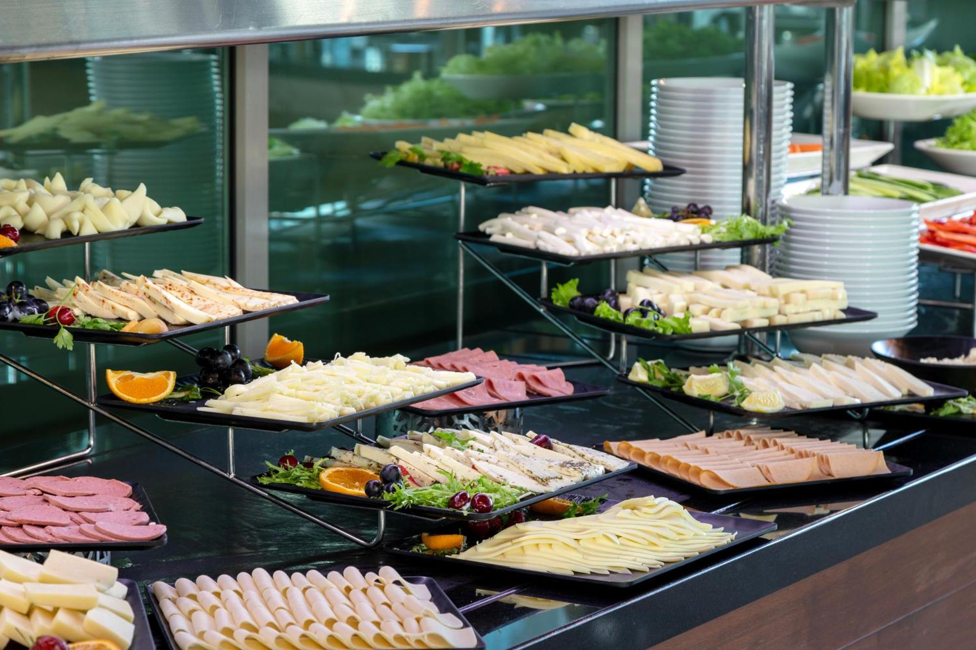 Miracle Istanbul Asia Airport Hotel & Spa Luaran gambar A buffet of cold cuts