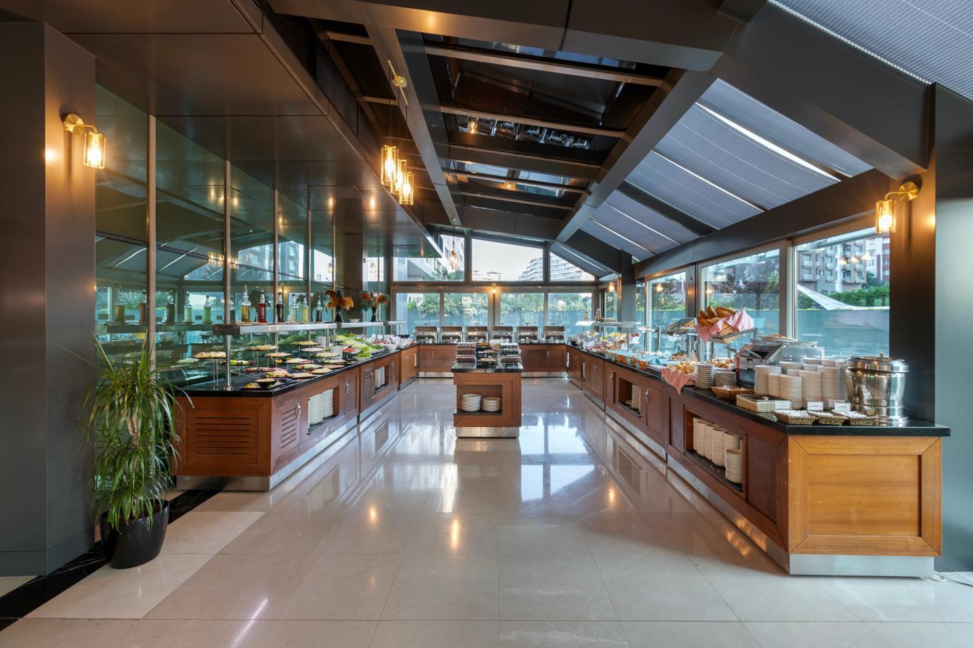 Miracle Istanbul Asia Airport Hotel & Spa Luaran gambar The buffet at the hotel